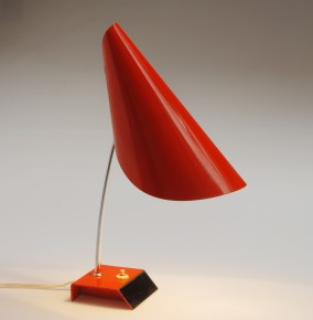 Červená stolní lampa